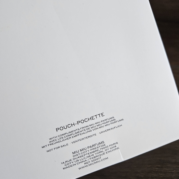 NIB Miu Miu Perfumes Collection Round Velvet Wristlet With Gold Chain - Picture 10 of 12